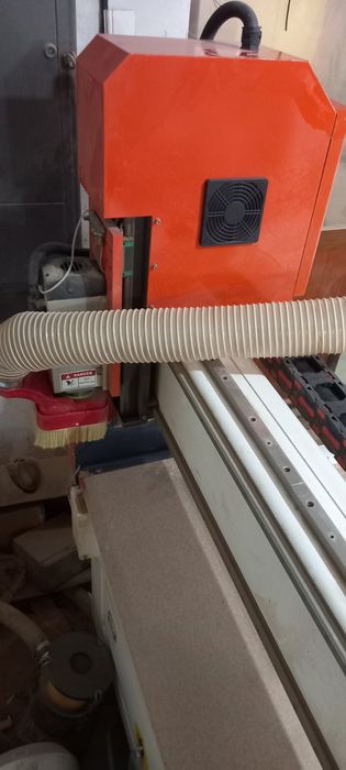 CNC фреза със серво двигатели и вакуум маса