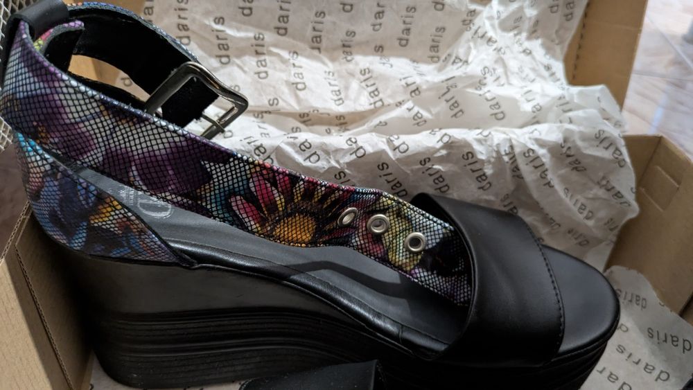 Нови сандали на платформа Daris