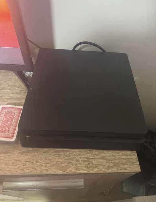 Play station 4 -1GB