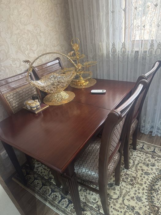 Продается стол и стулья