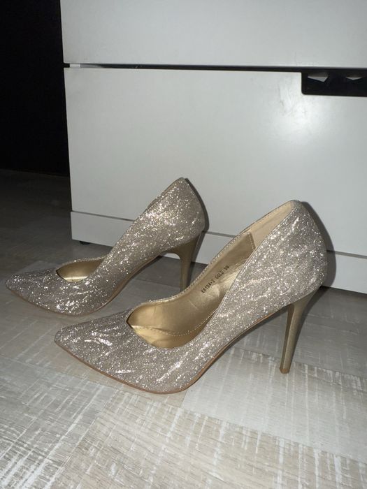 Златисти блестящи токчета