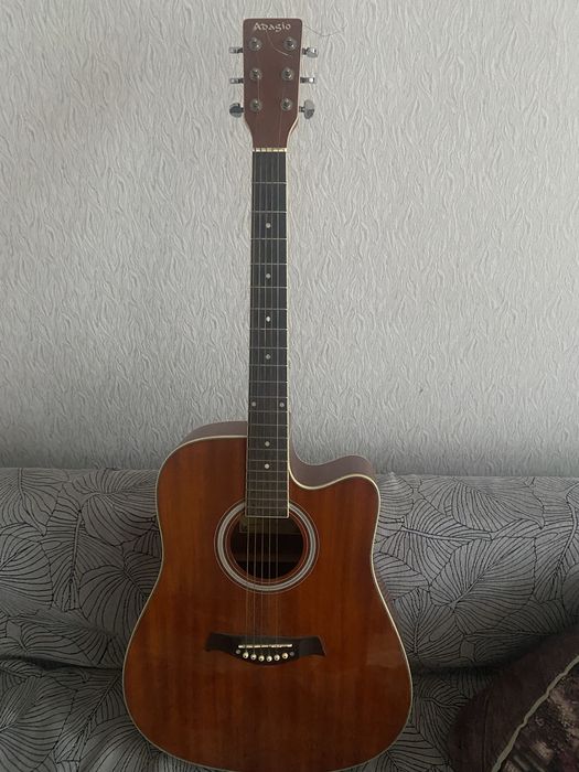 Продам гитару срочно