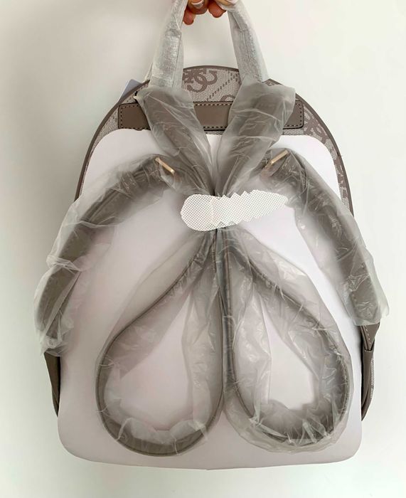 Чисто нова оригинална чанта раница на Guess в бежаво