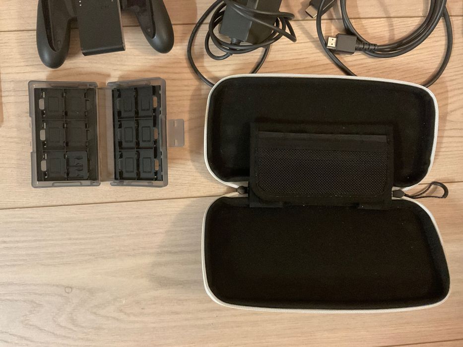 Nintendo Switch OLED + 4 игри + аксесоари | Отлично състояние
