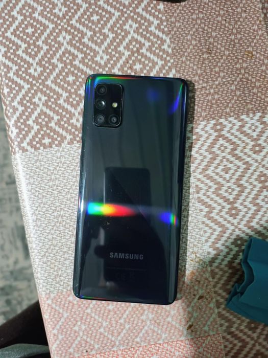 Vând Samsung galaxy a71  funcțional cum se vede în poză încă se mai aprinde nu mai se încarcă telefonul arată impecabil preț ușor negociabil