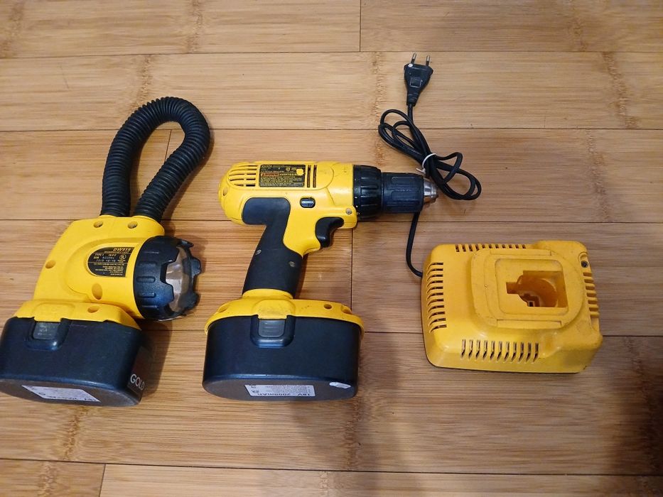 Masina de găurit 18v (autofiletanta) Dewalt Dc970 + lanterna