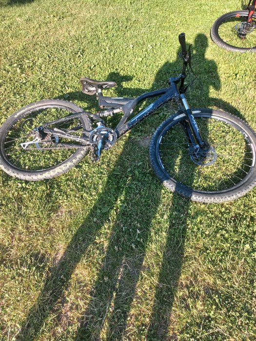 Bicicletă full suspension