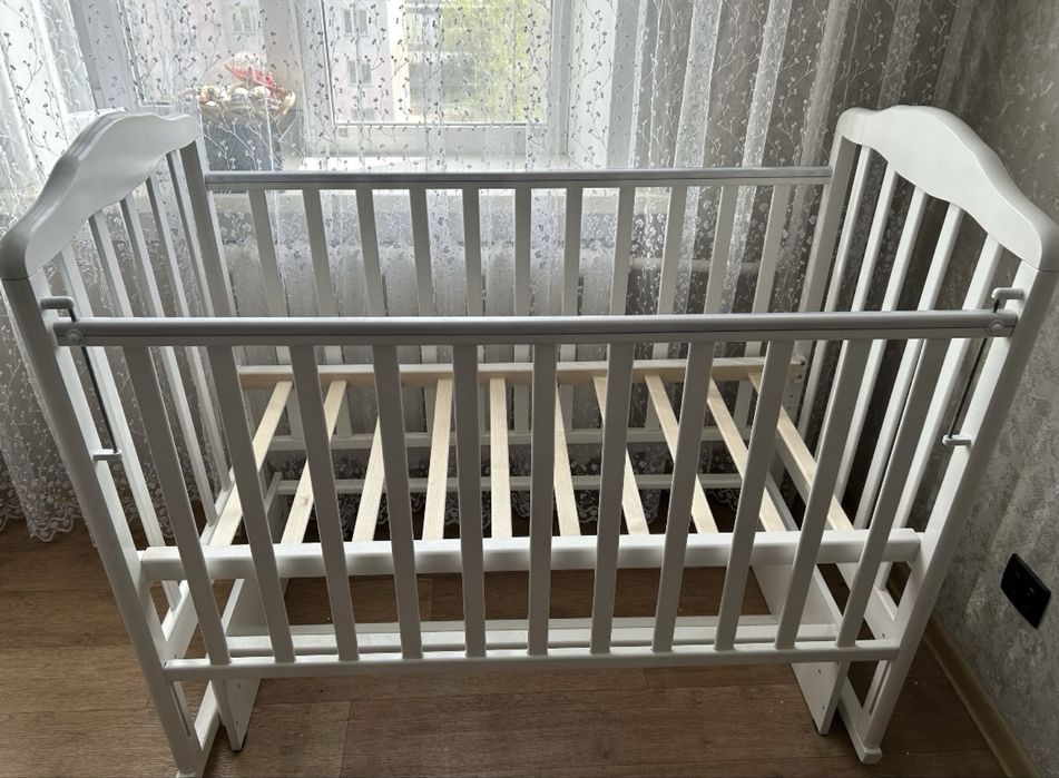 Белая кроватка маятник