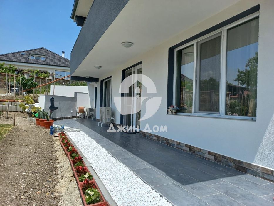 Просторна двуетажна къща в гр. Бяла