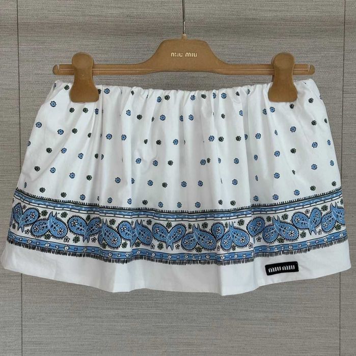 MiuMiu пола на точки, бяла основа със сини и черни точки