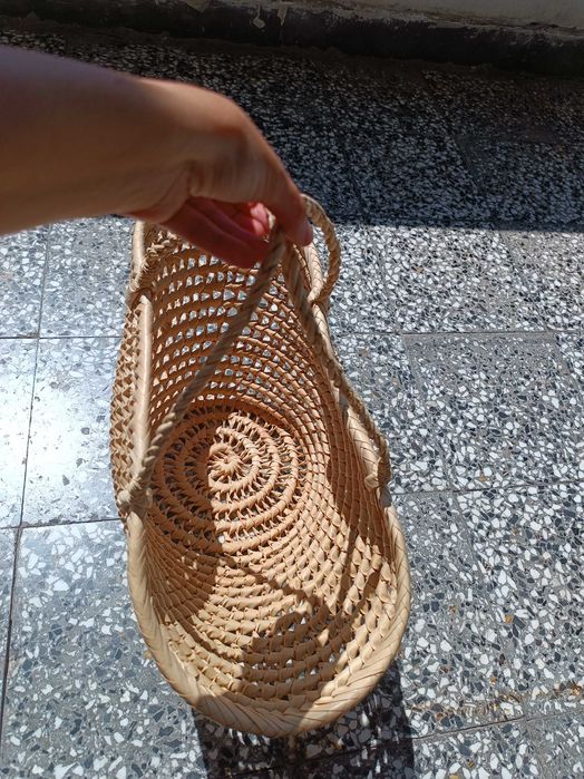 Кошница плетена и гъвкава, от лико