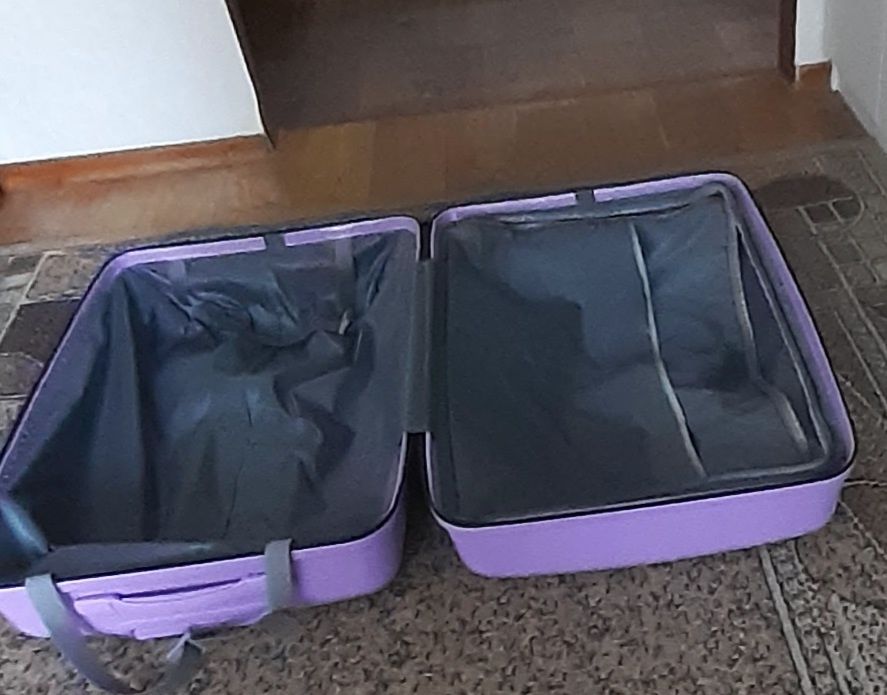 Чемодан новый, цвет сиреневый