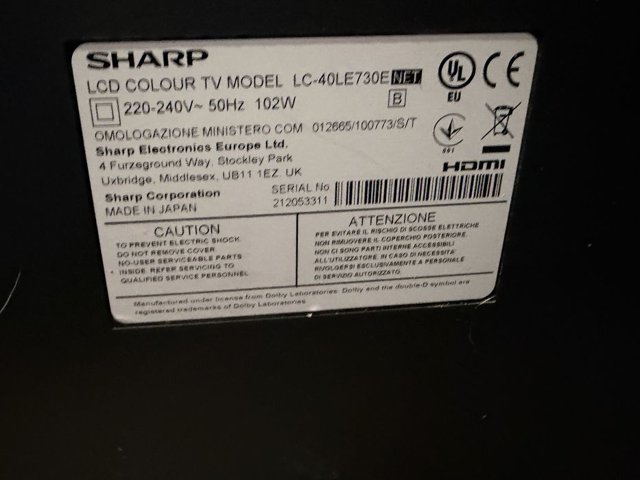 черен LCD телевизор Sharp Aquos с правоъгълна пластмасова стойка.