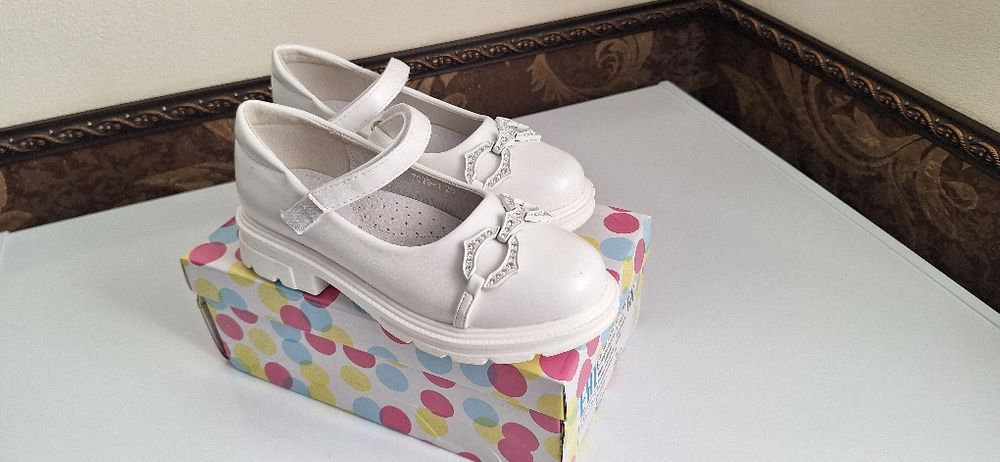 2 пары туфлей на девочку