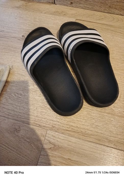 Vând slapi Adidas măr.34