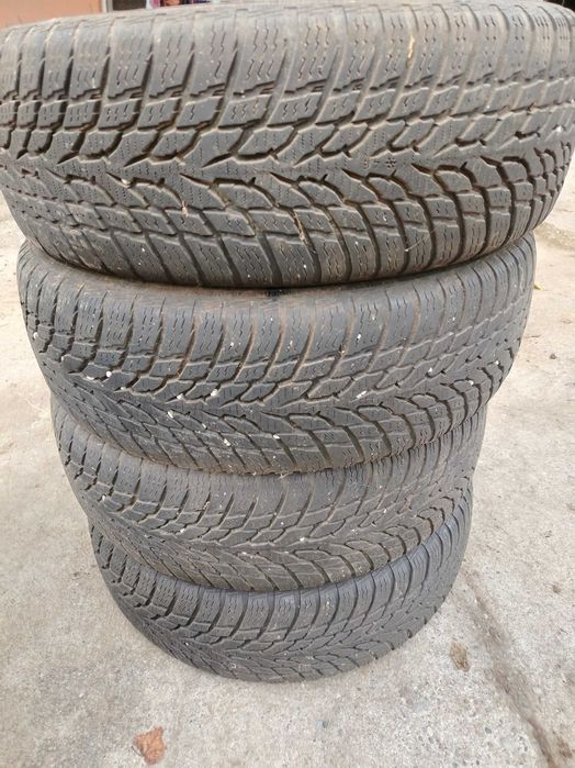 De vanzare set de anvelope cu dimensiunea de 185/65R15.Am si alte dimensiuni