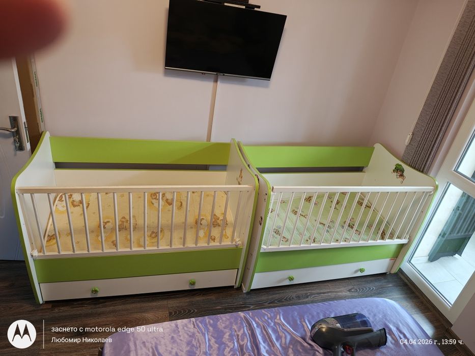 2 броя детски легла Lorelli с люлеещ механизъм.