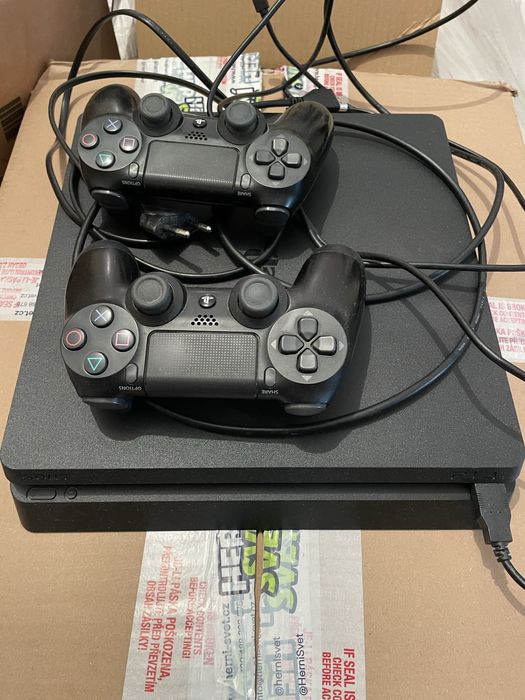 Play-Station 4 Slim