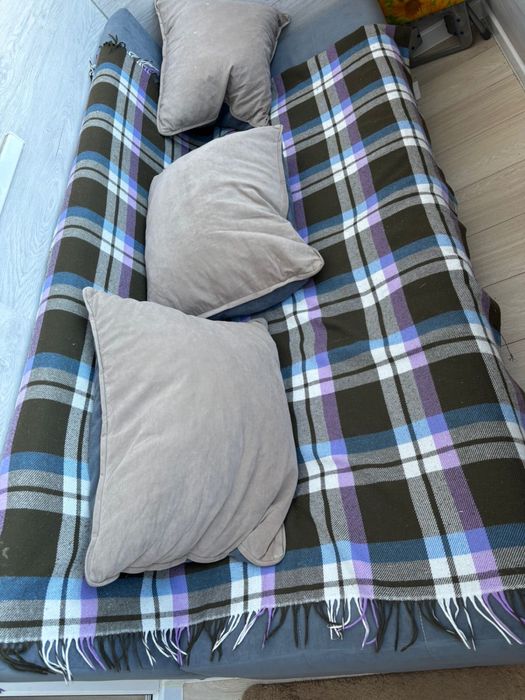 Продам диван в зорошем состоянии .