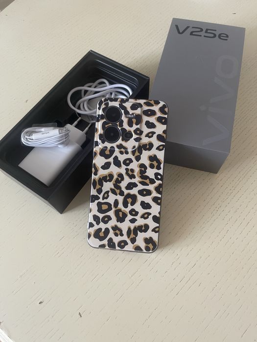 Телефон VIVO V 25E.