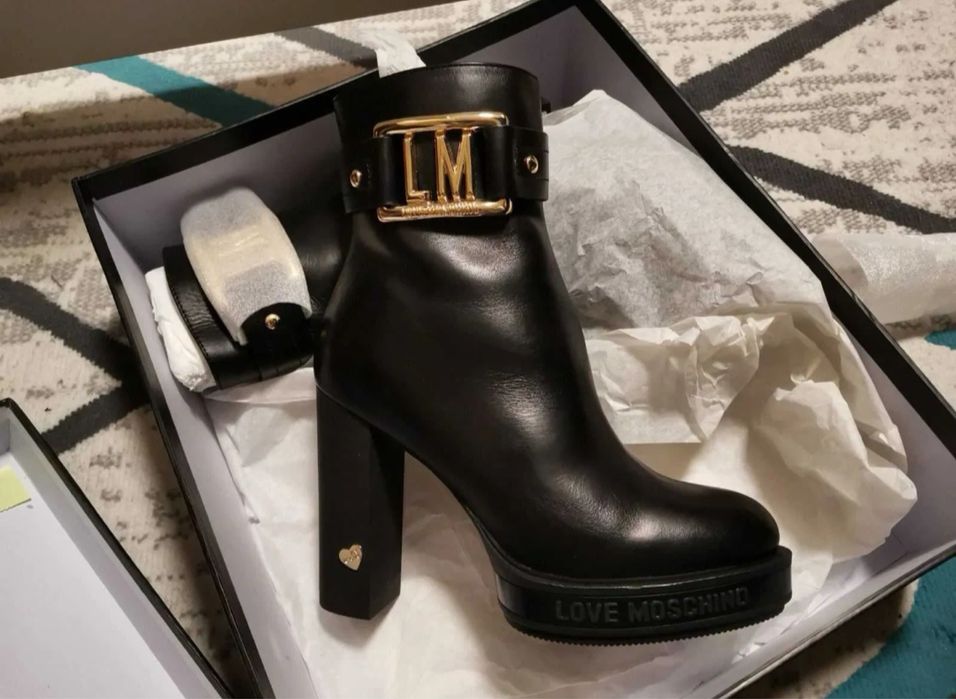 Уникални боти Love Moschino