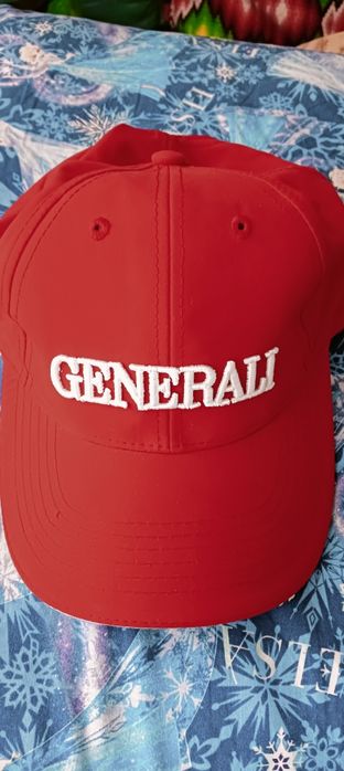 Червени летни шапки