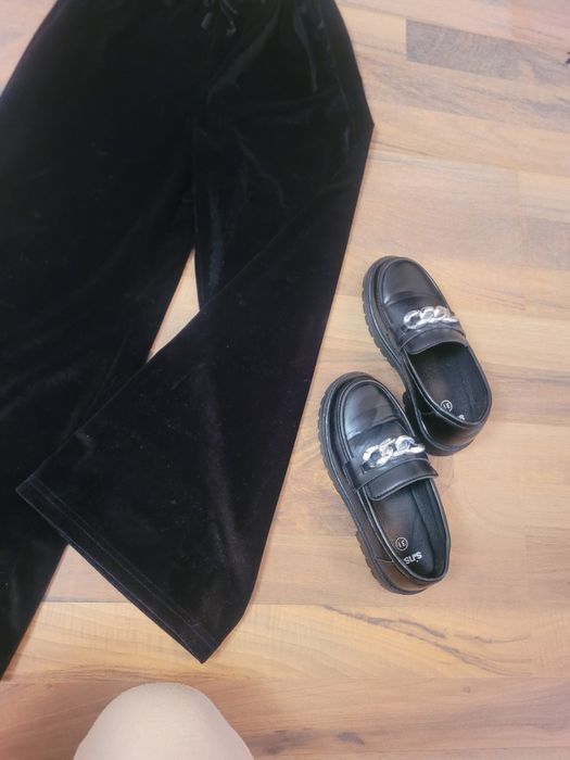 Pantaloni negrii eleganți și pantofi cu toc