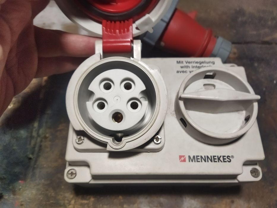Промышленная розетка Mennekes
