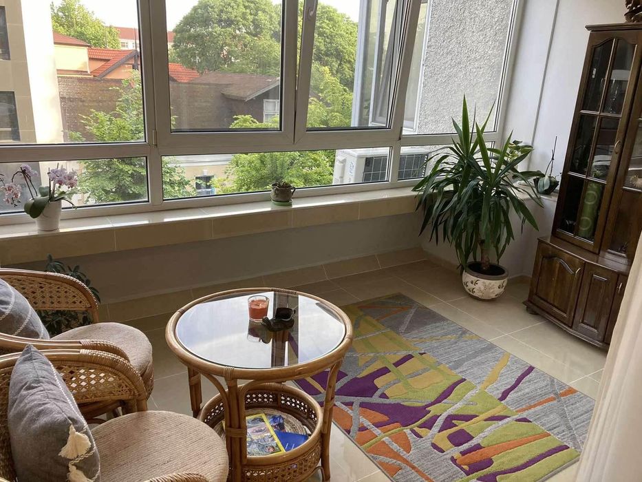 Дава се под наем Тристаен апартамент в Варна, Център - 80 кв.м за 650 € - Снимка #2