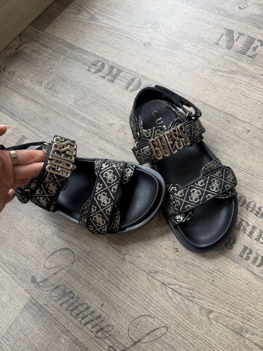 Дамски сандали Guess
