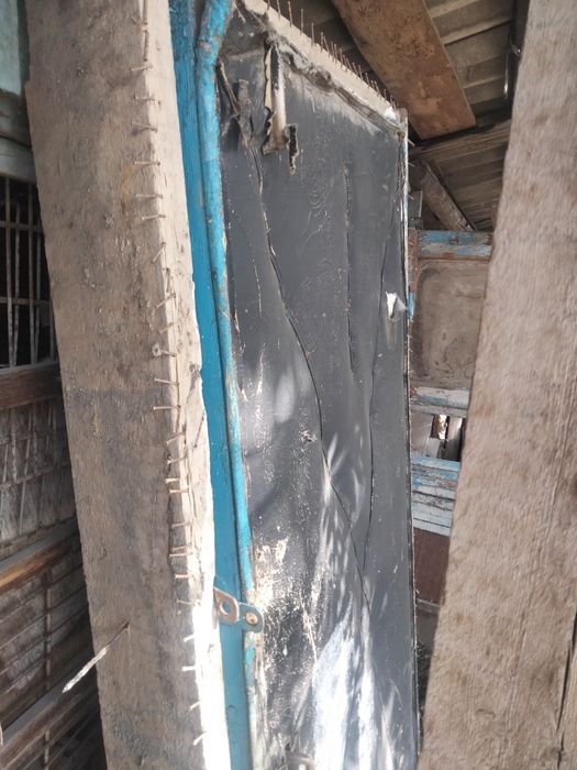 Дверь деревянная с коробкой.