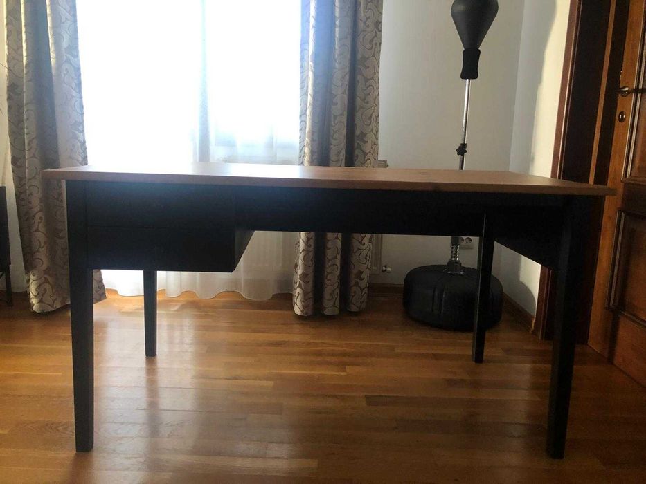 Birou bej din lemn masiv IKEA. elegant cu doua sertare