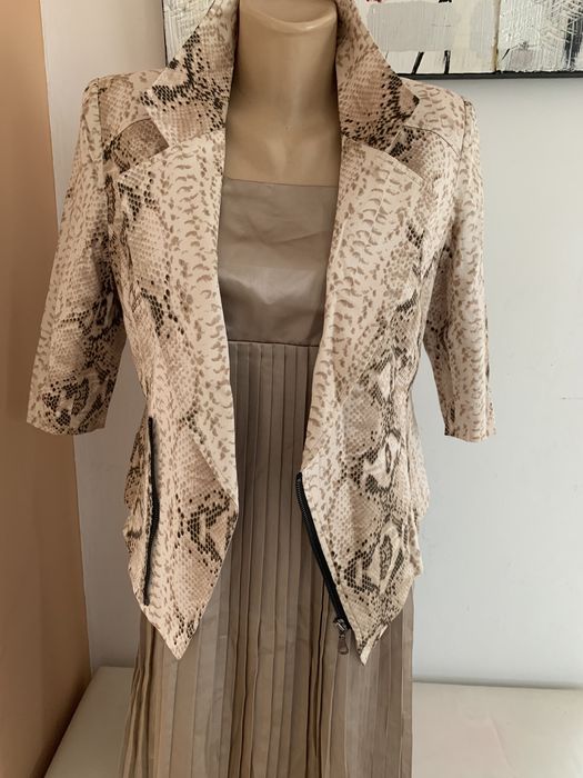 Vand rochie superba(M) cu sacou.