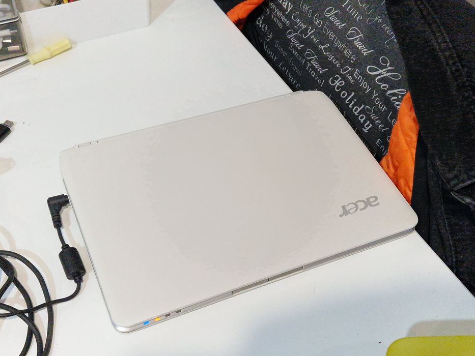 Laptop Acer Windows 10, funcționează doar la priza