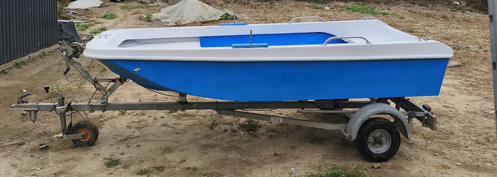 Barca din fibra  trimaran