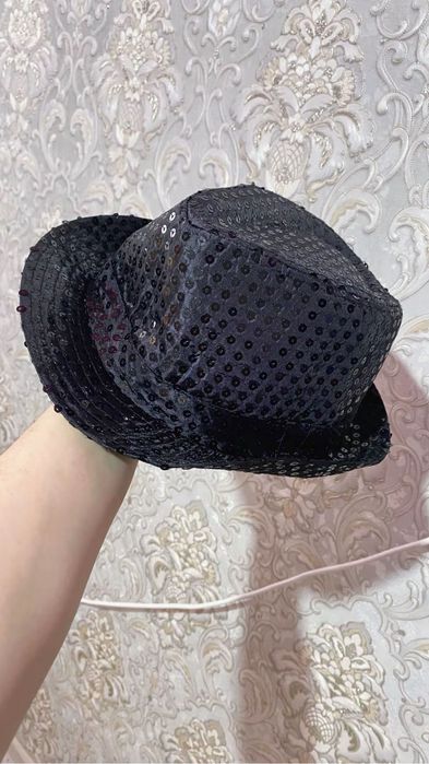 Шляпа черная блестящая