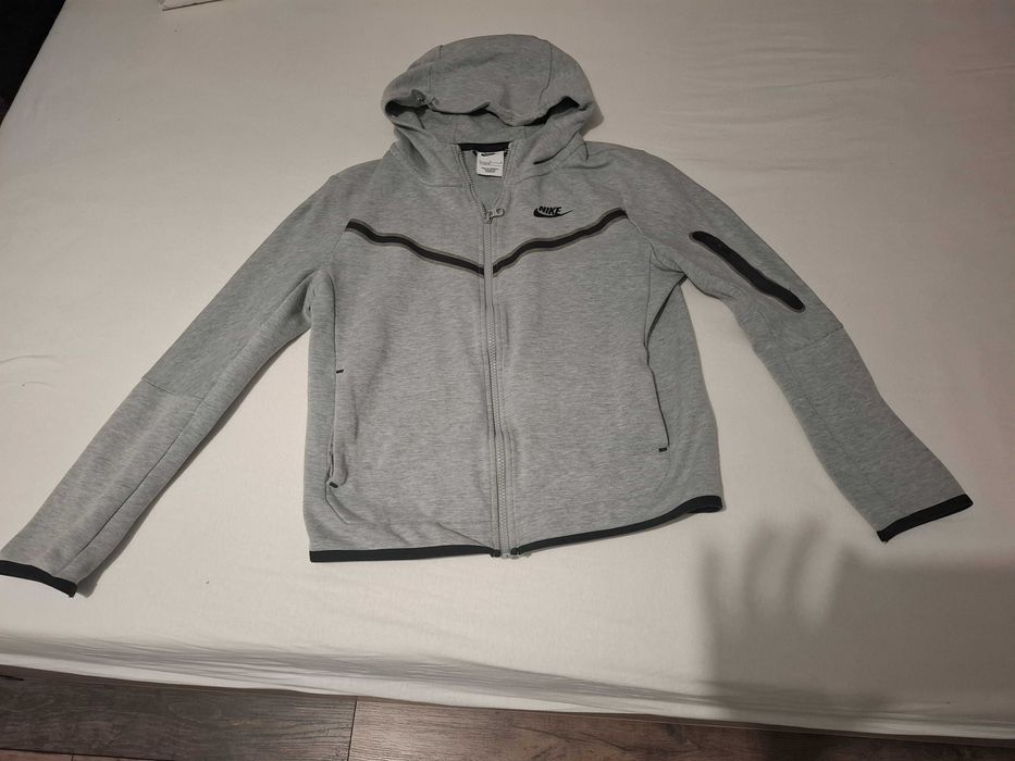 Детсси Nike tech fleece,  оригинален,  размер L, ръст 147-158 см.