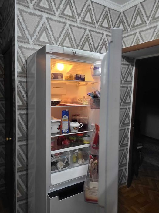 Продам холодильник INDESIT