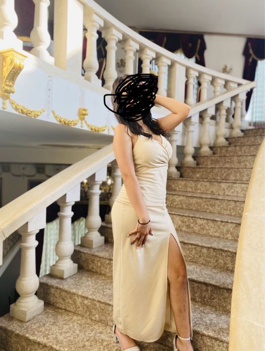 Бежова рокля