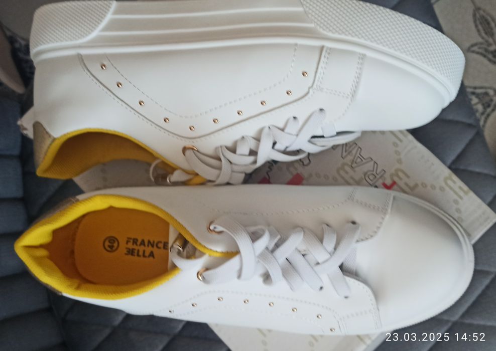 Продам белые кеды ( кроссовки)