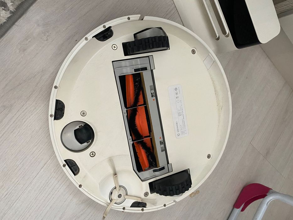 Продам робот-пылесос Xiaomi Mi Robot Vacuum Cleaner 1S