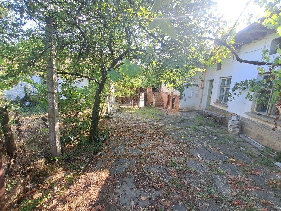 Продавам имот в с. Лешница, обл. Ловеч