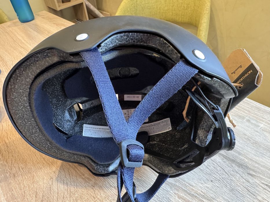 Комплект кънки за лед +каска