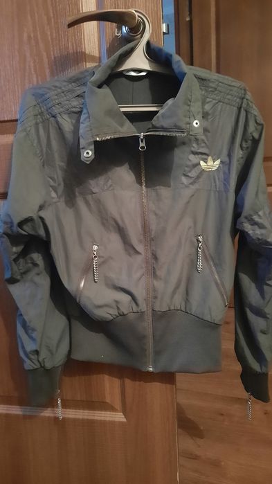 Куртка -ветровка.