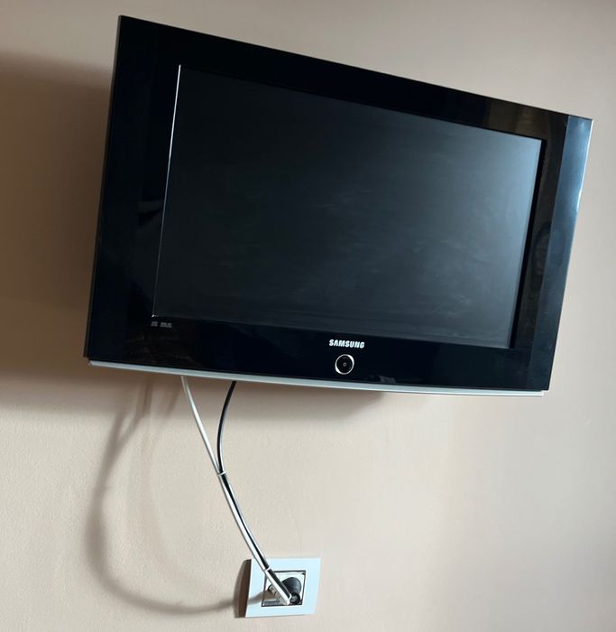 Samsung телевизор HD ready SRS Trussuround - рамка за стена - 240 лв.