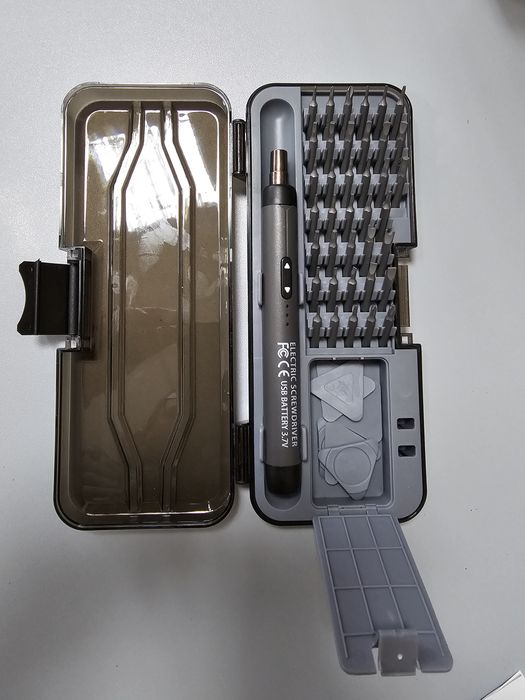 Мини акумулаторна отверка с накрайници