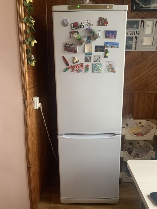 Холодильник indesit б/ у  в рабочем состоянии