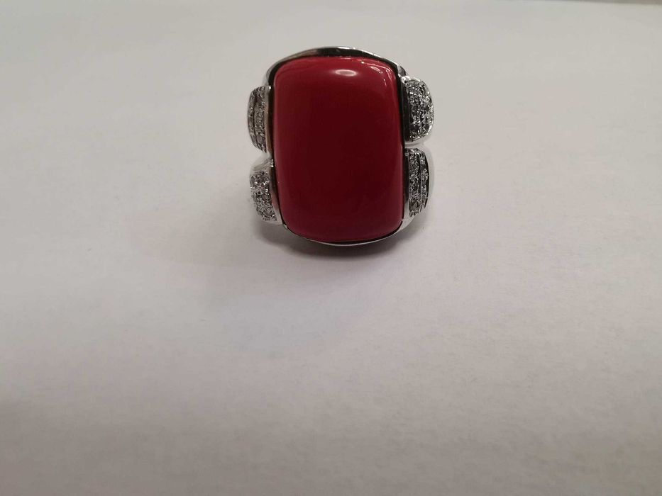 Продавам златен пръстен с корал и диаманти silvia kelly