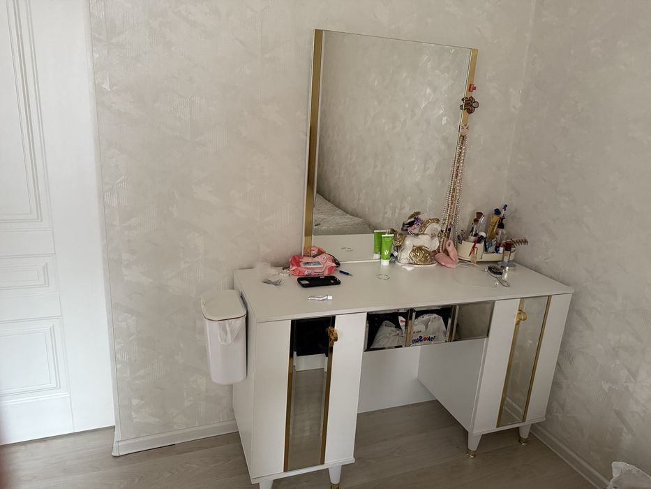 Туалетный столик, зеркало