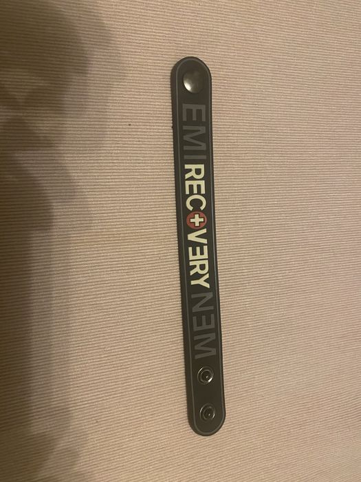 Eminem Recovery  гривна.